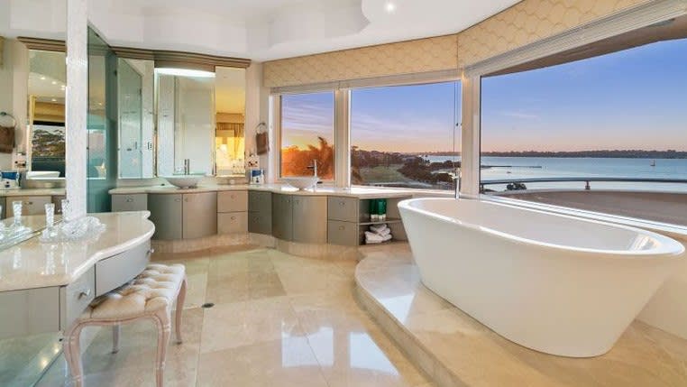 ¿Por qué las viviendas de superlujo tienen el doble de baños que de habitaciones?